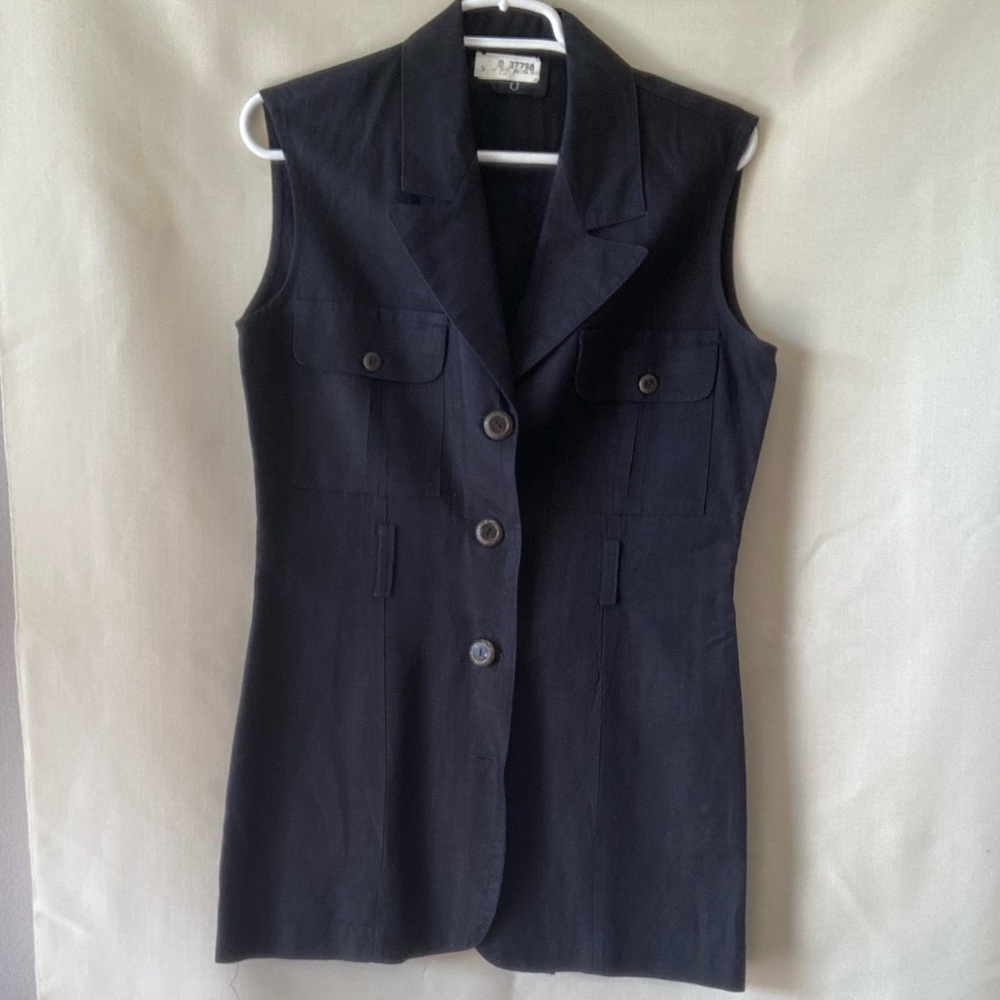 Leger sleeveless blouse with buttons and pockets in black. Size medium. EUC